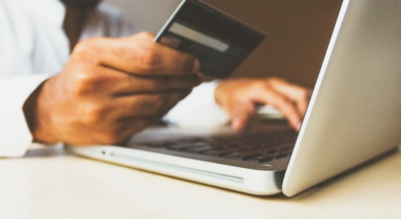 بوابة الدفع: ركيزة لا غنى عنها في التجارة الإلكترونية